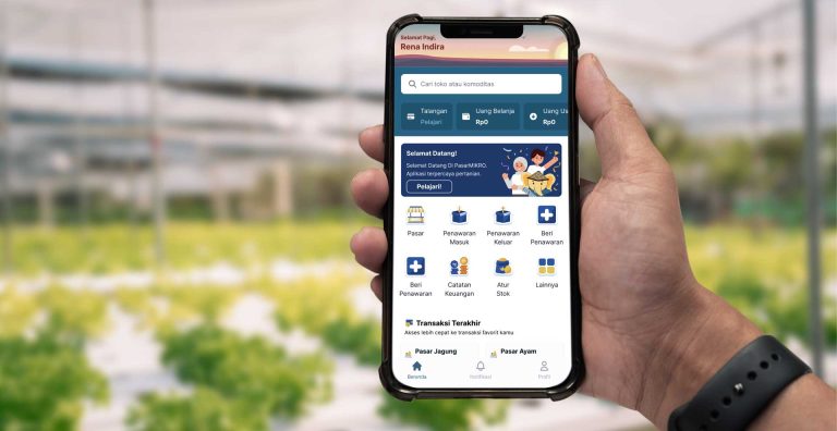 Tangan seorang petani menggenggam perangkat mobile dengan tampilan Aplikasi PasarMIKRO