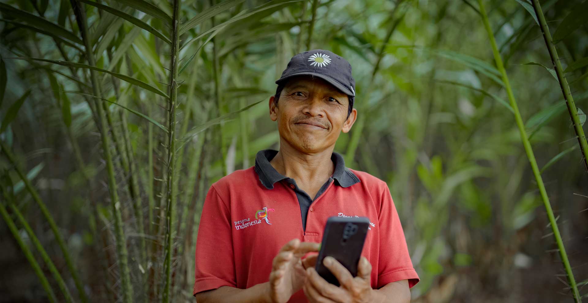 Petani Salak Madura Menggunakan Aplikasi PasarMIKRO untuk Mempromosikan Hasil Pertanian Miliknya