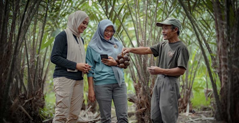 PasarMIKRO - Ibu Erwantini Petani Salak