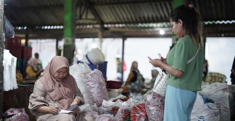 PasarMIKRO - Pembeli Sedang Melakukan Negosiasi Transaksi dengan Pedagang di Pasar