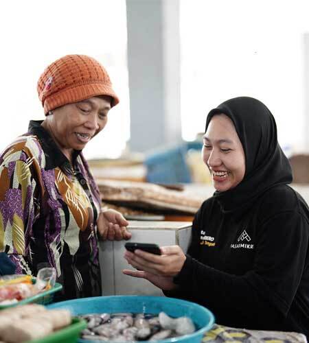 PasarMIKRO - Karyawan PasarMIKRO bersama Pedagang Ikan di Pasar